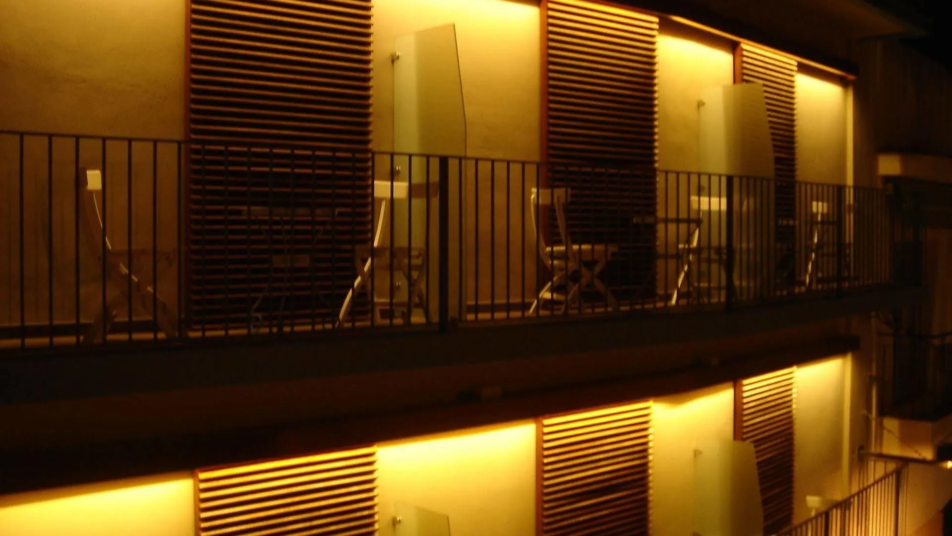 Hotel Carmen Roses 3*,